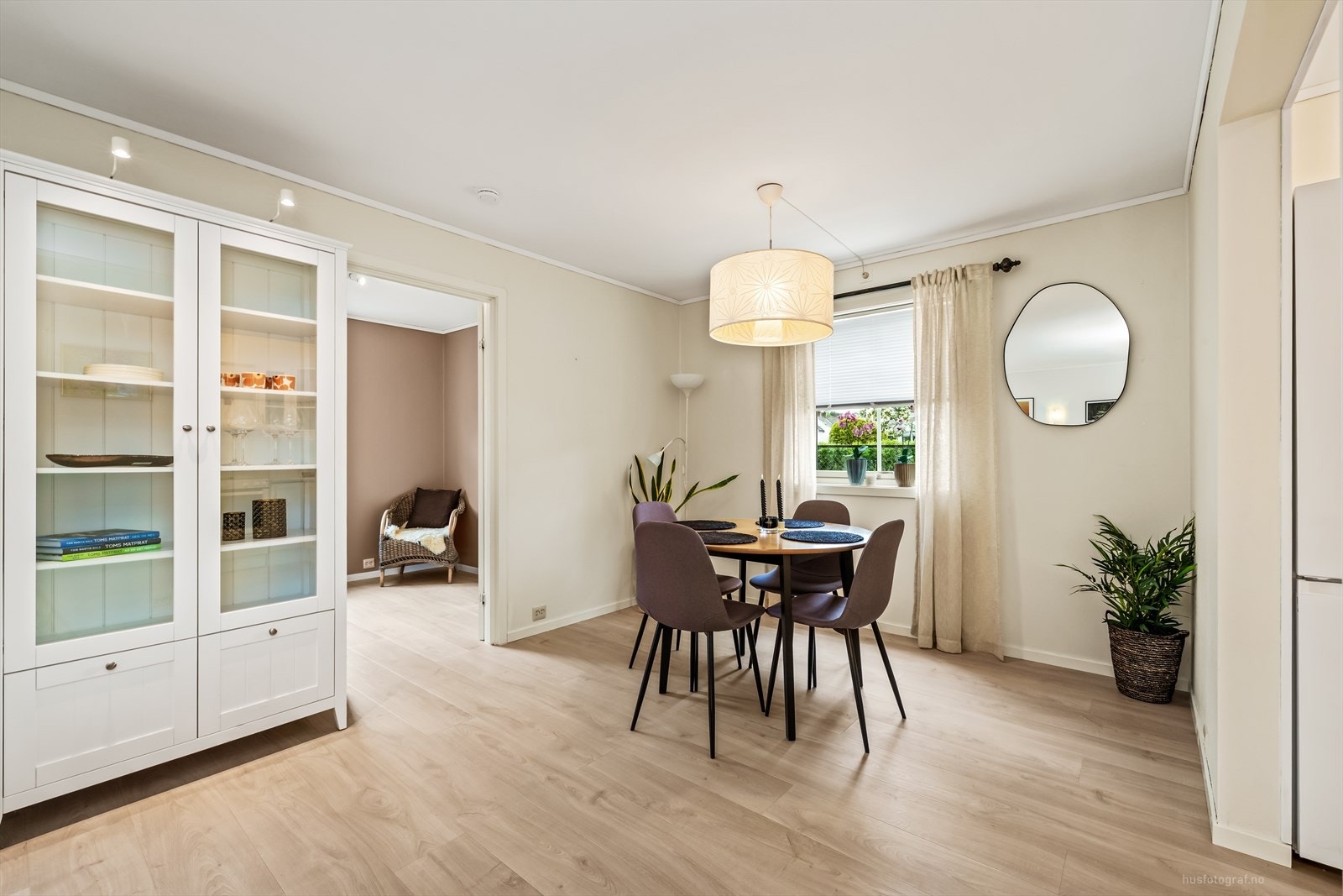Fra spisestuen er det inngang til det ene av leilighetens to soverom. Galleribilde