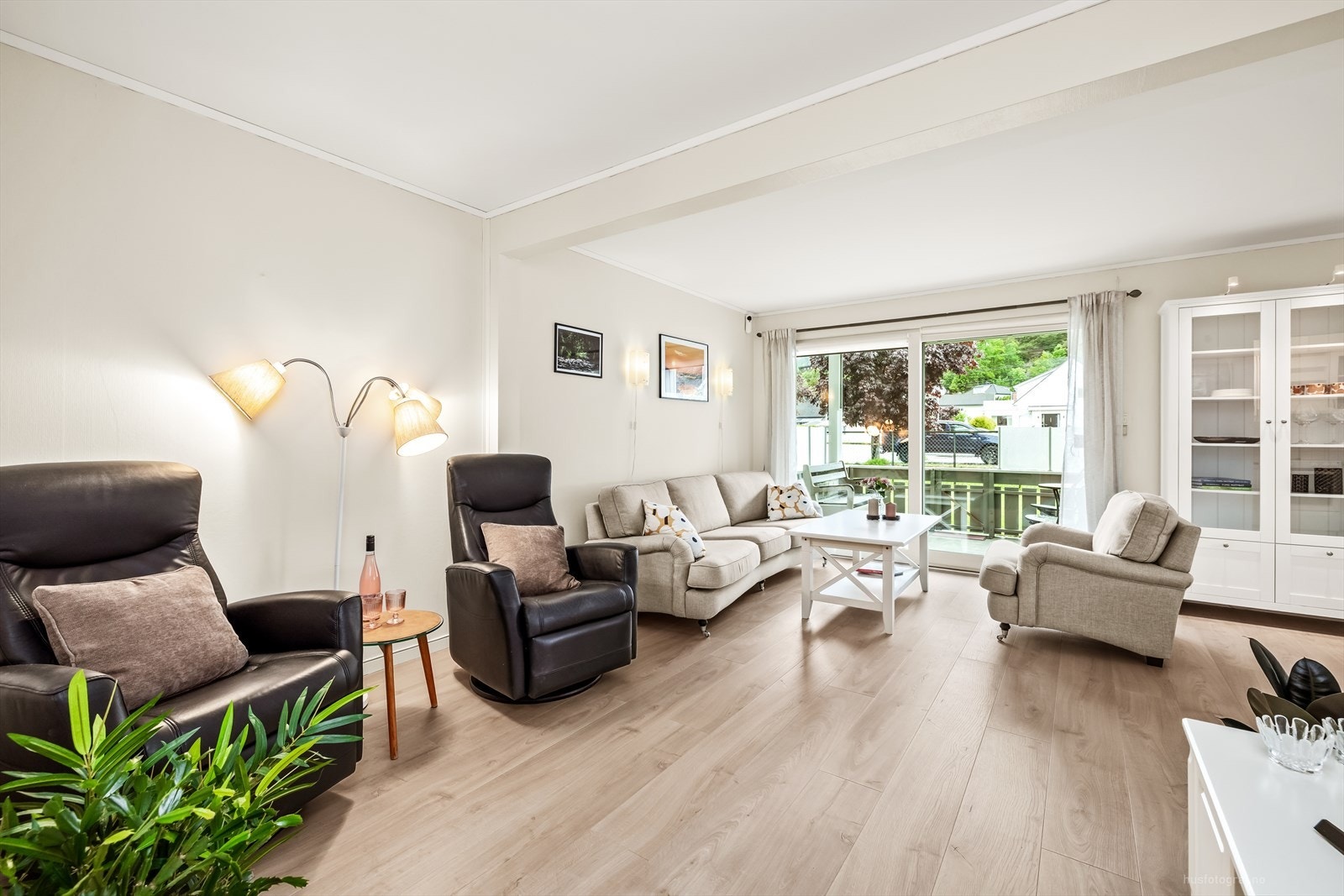 Stuen har god plass til både sofagruppe og spisebord, og er enkel å møblere. Galleribilde