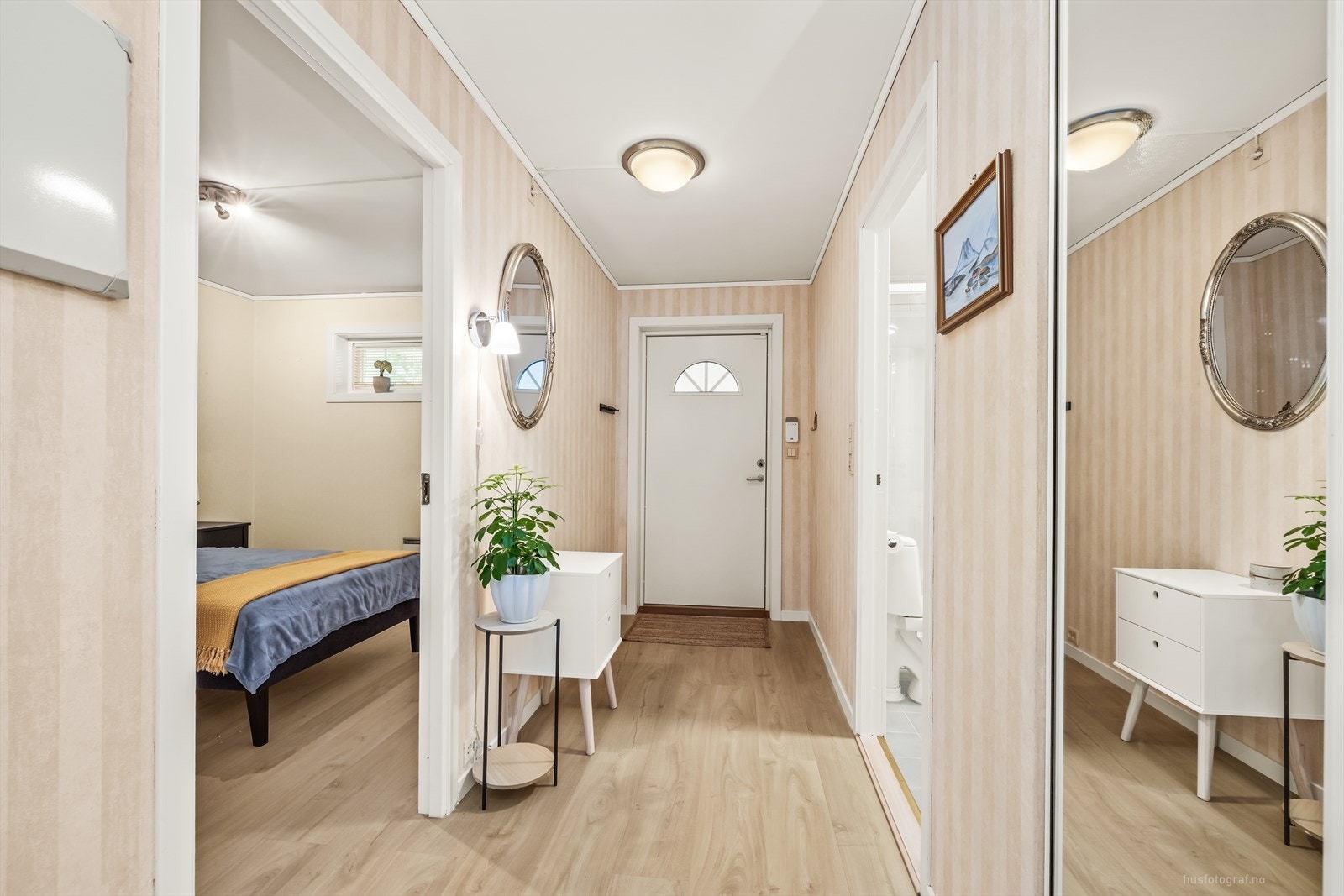 Fra entréen er det tilgang til bad og hovedsoverom. Leiligheten er bygget etter livsløpsstandard uten dørterskler. Galleribilde