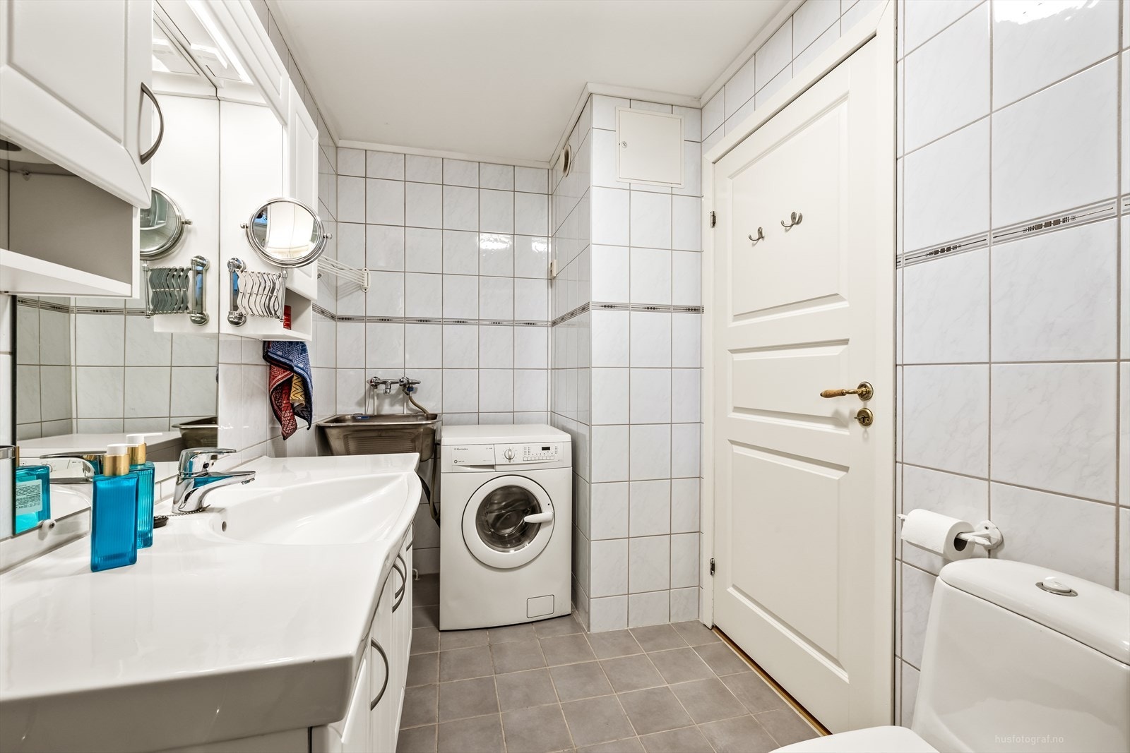 Badet er utstyrt med opplegg for vaskemaskin og har en praktisk utslagsvask i stål. Det er feieluke bak vaskemaskin og derfor trolig mulig å installere ildsted i stuen. Galleribilde