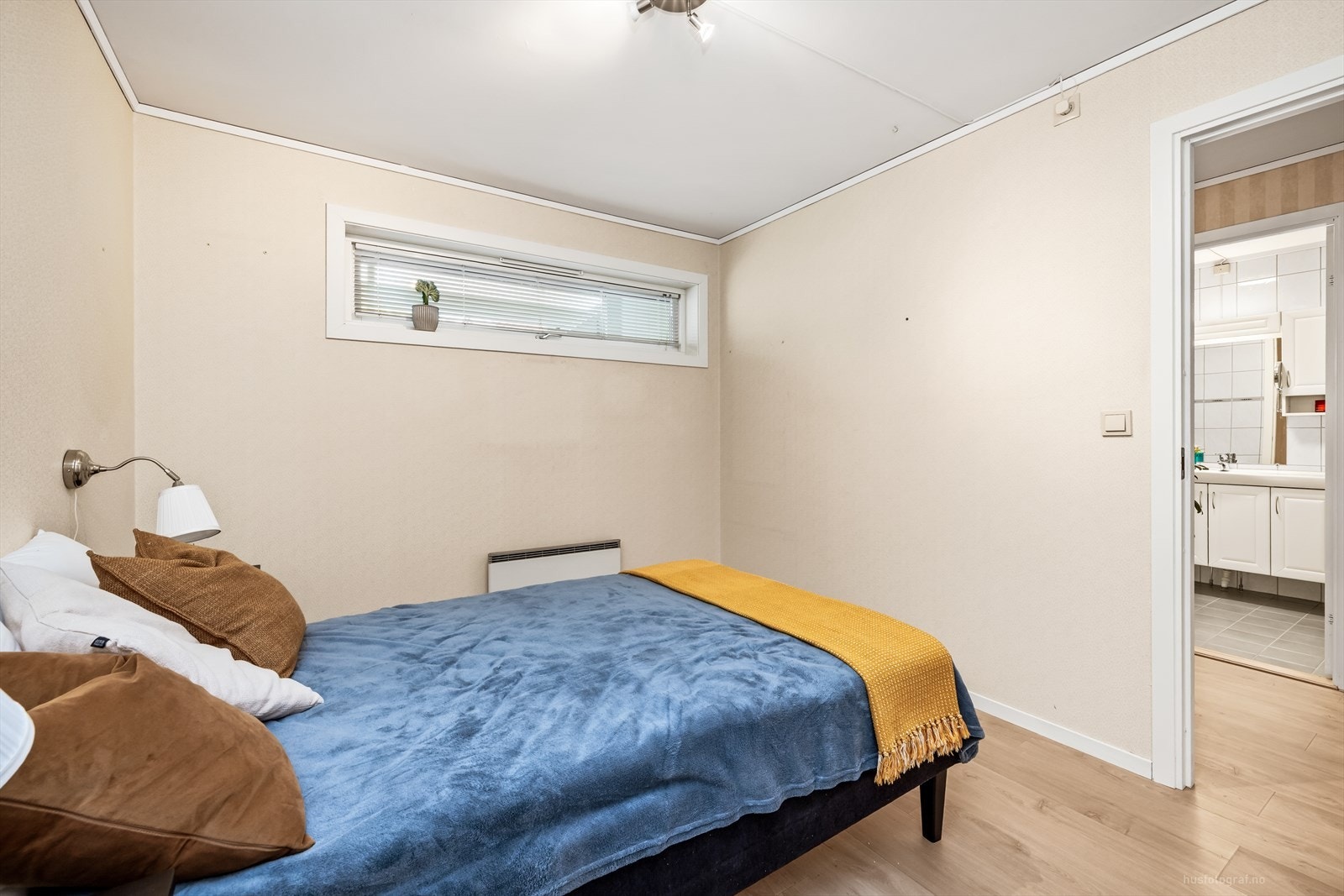 Malte plater på vegger og himling, og laminat på gulv. Galleribilde