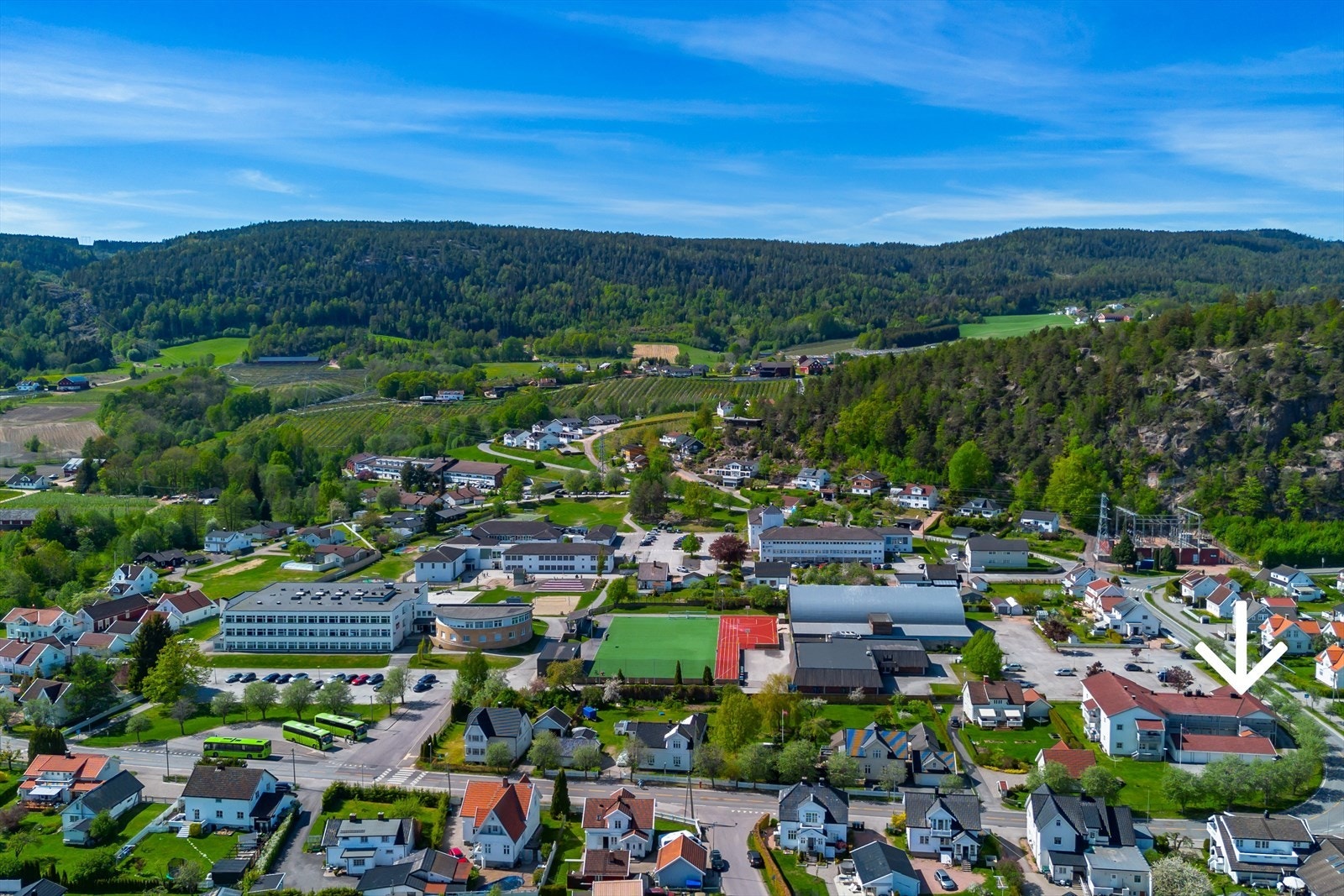 Barne- og ungdomsskole, samt Strømmhallen med idrettsanlegg, ligger i nabolaget. Galleribilde