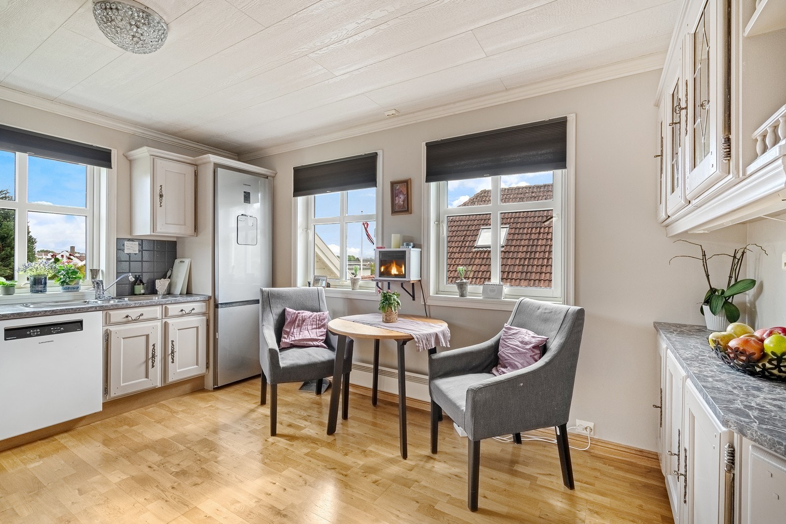 1. etg: Her er det også god plass for ev et frokostbord for en hel familie. Galleribilde