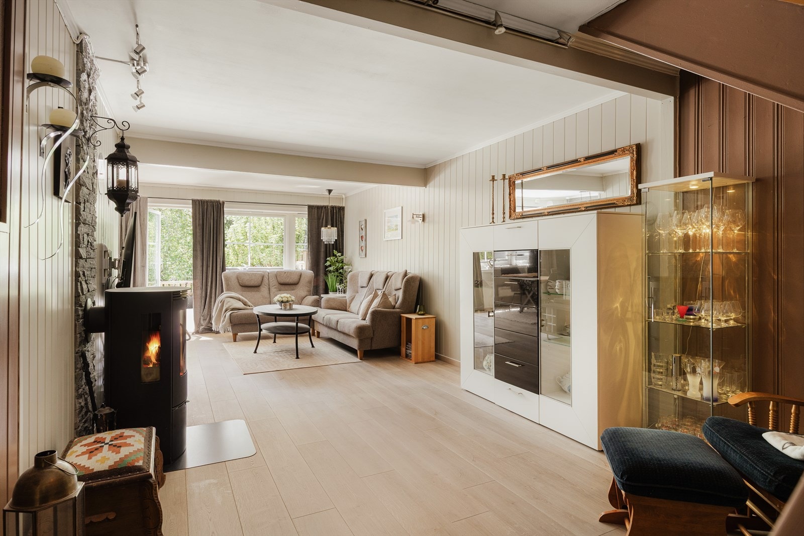 Romslig stue med store vindusflater som gir godt med naturlig lysinnslipp. Galleribilde