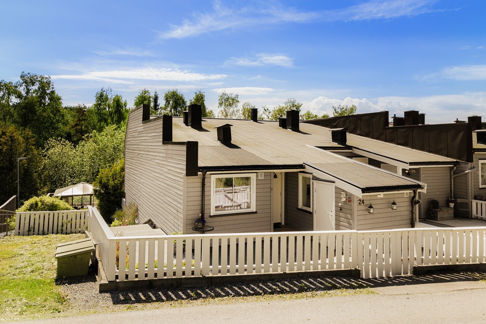 Du ønskes velkommen av et hyggelig inngangsparti med terrasse på ca. 45 kvm. Det er lagringsplass i utvendig bod på ca. 2,9 kvm. Galleribilde
