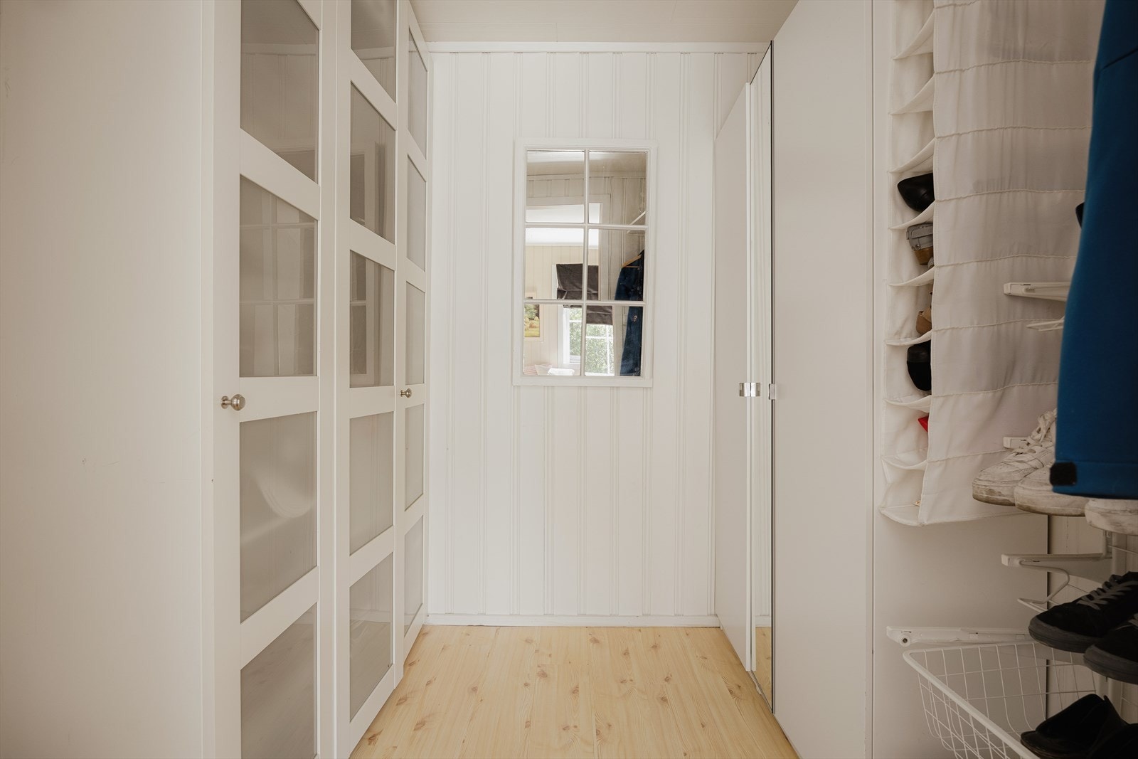 Walk-in garderobe/bod med direkte adkomst fra soverom 3. Godt med lagringsplass i garderobeskap. Galleribilde