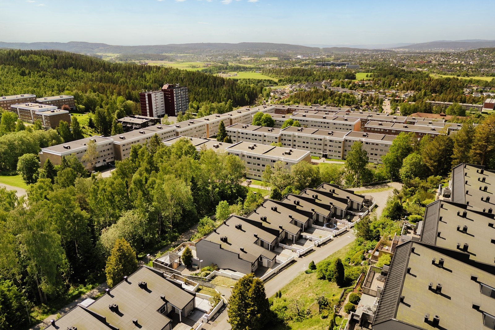 Leiligheten disponerer en garasjeplass i lukket fellesanlegg. Alle parkeringsplasser er klargjort for installasjon av ladeboks i garasjeanlegg. Galleribilde