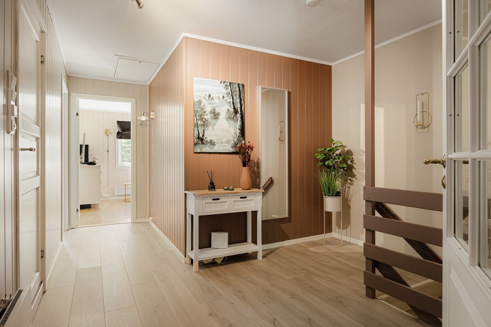 Du ønskes velkommen inn av en hyggelig entrè/gang med plass til ønsket møblement for oppbevaring av sko- og yttertøy. Galleribilde