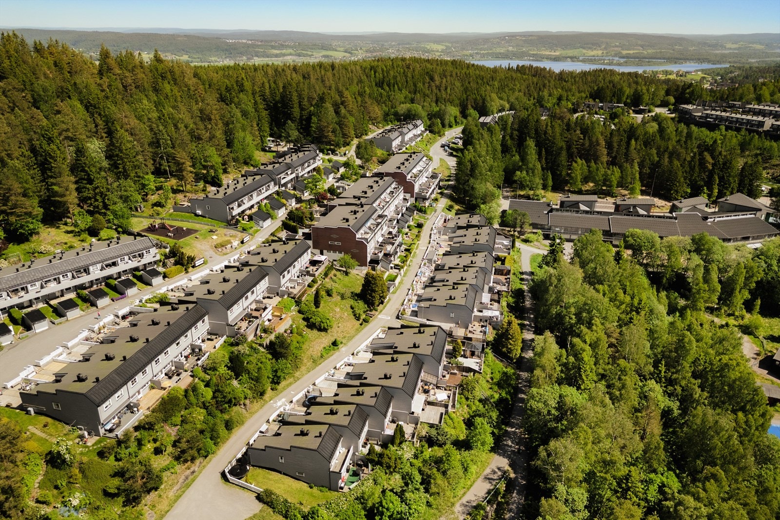 Fra boligen er det nærhet til skog og mark, med turmuligheter rett utenfor døren. Galleribilde
