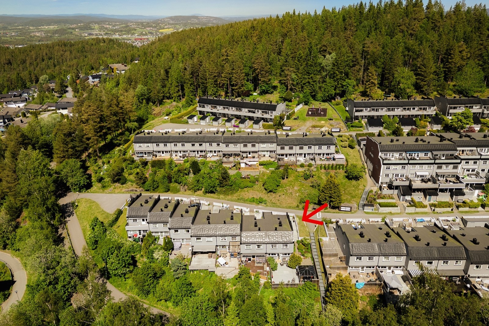 Det er gangavstand til bl.a. barneskole, barnehage og dagligvarebutikk. Galleribilde