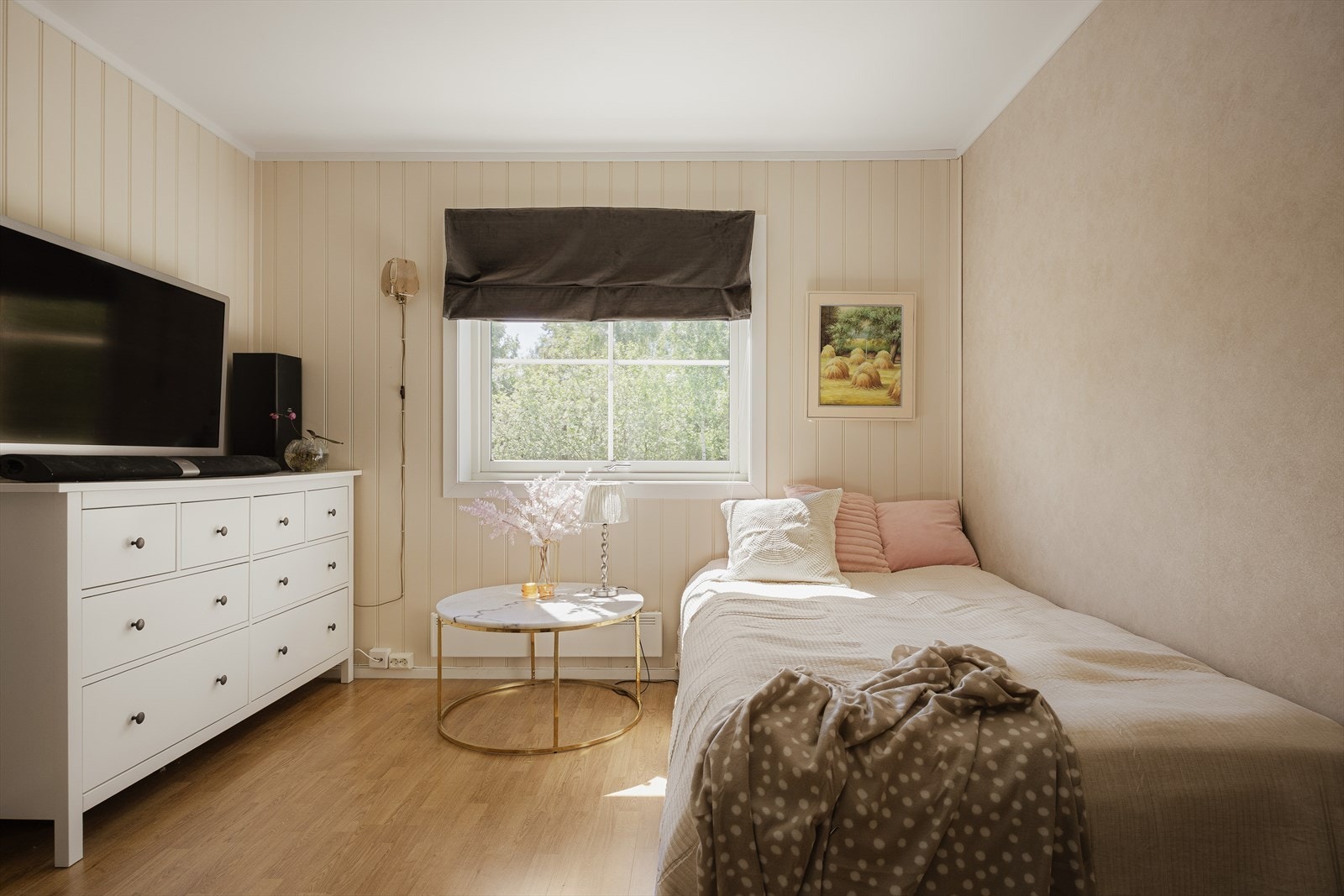 Soverom 3 med direkte adkomst til walk-in garderobe/bod. Galleribilde