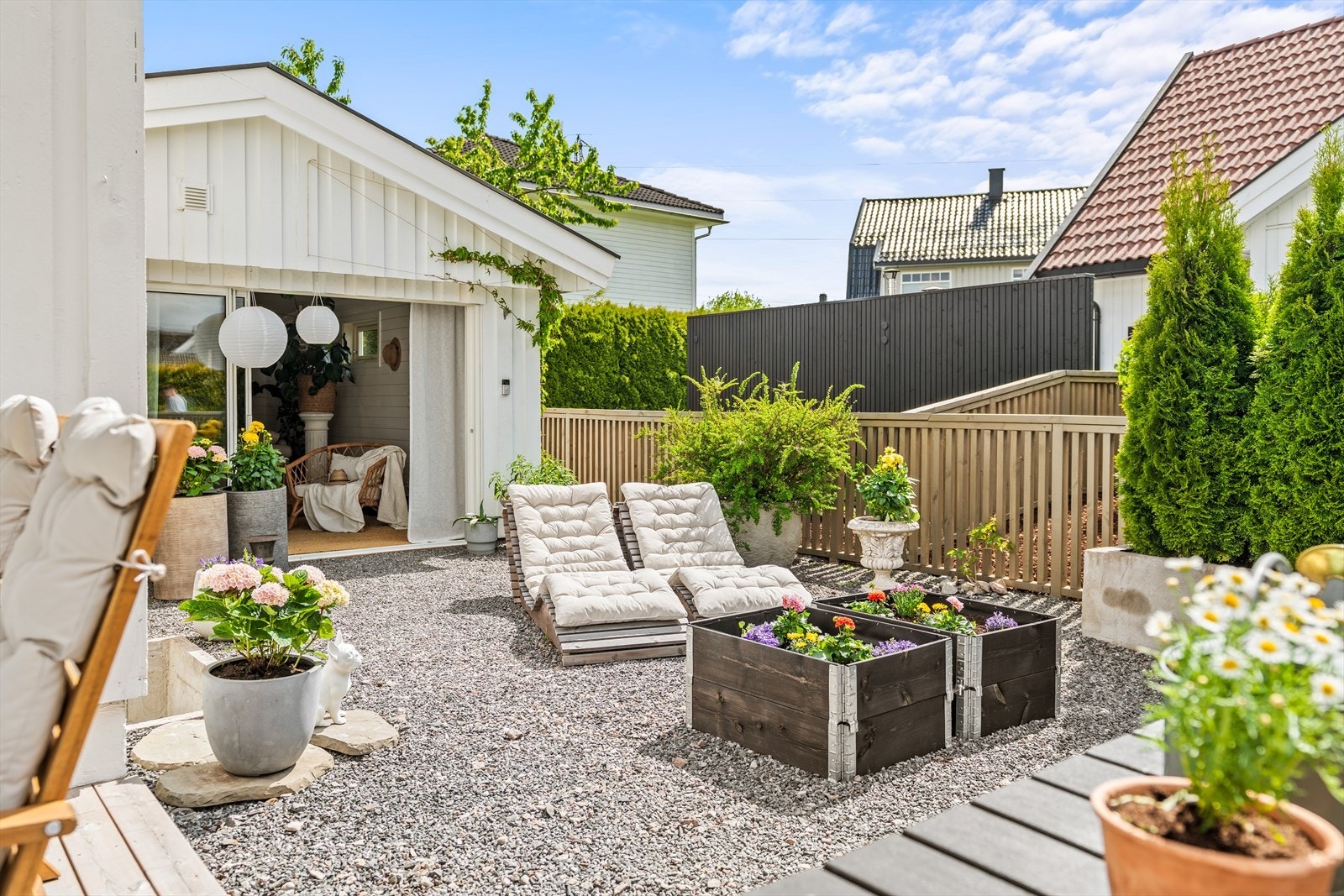 Solrik og lettstelt uteplass med plass til både solsenger, beplantning og hyggelige sommerdager. Galleribilde