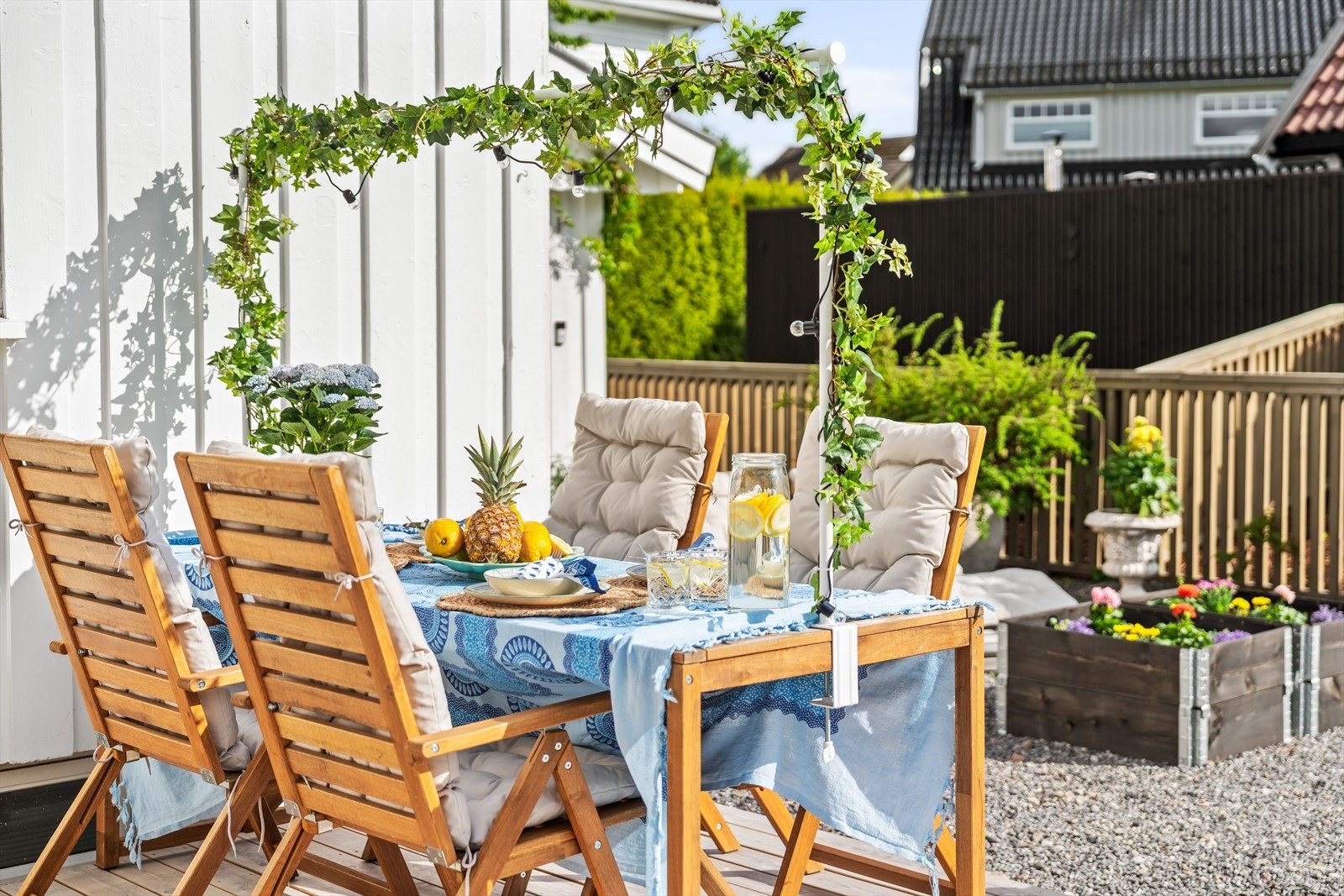 En lun og innbydende spiseplass utendørs - perfekt for lange måltider med familie og venner. Galleribilde