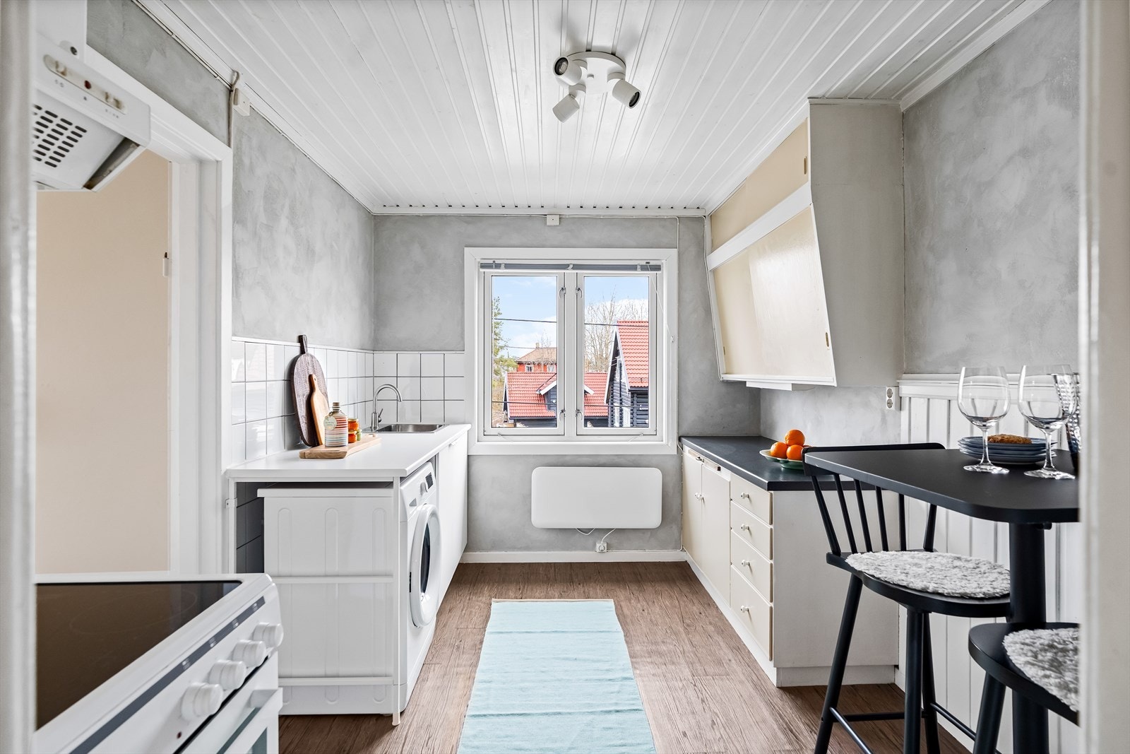 Kjøkkenet har innredning på to sider. Galleribilde