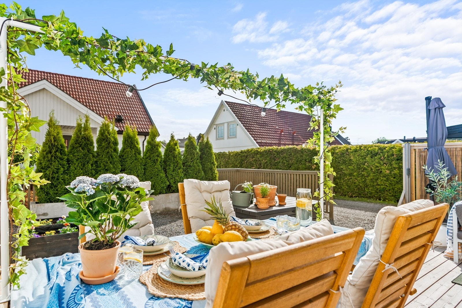 Skap sommerstemning rundt spisebordet på den romslige plattingen med gode solforhold. Galleribilde