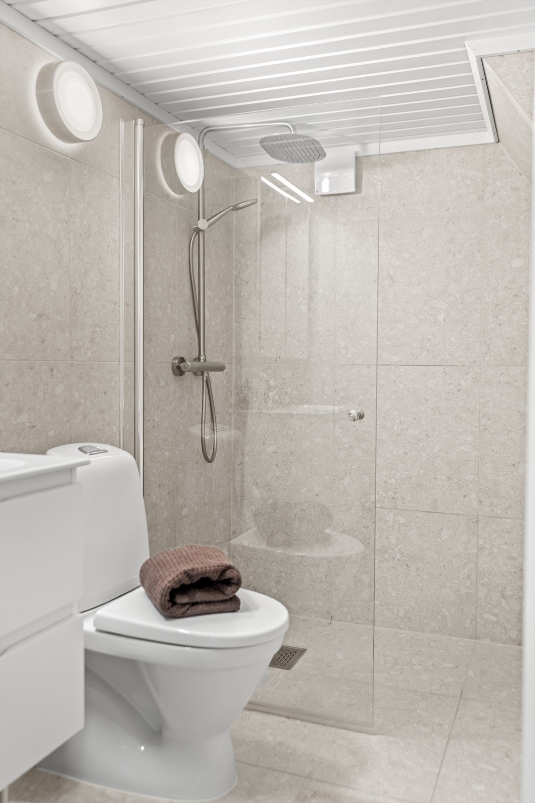 Badet er helfliset i lyse, elegante toner som gir et eksklusivt uttrykk. Galleribilde
