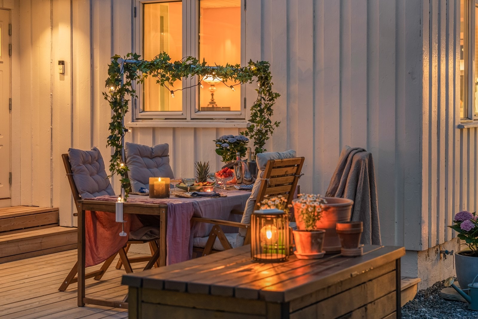 Dekk opp til middag under åpen himmel og nyt den lune stemningen på uteplassen. Galleribilde