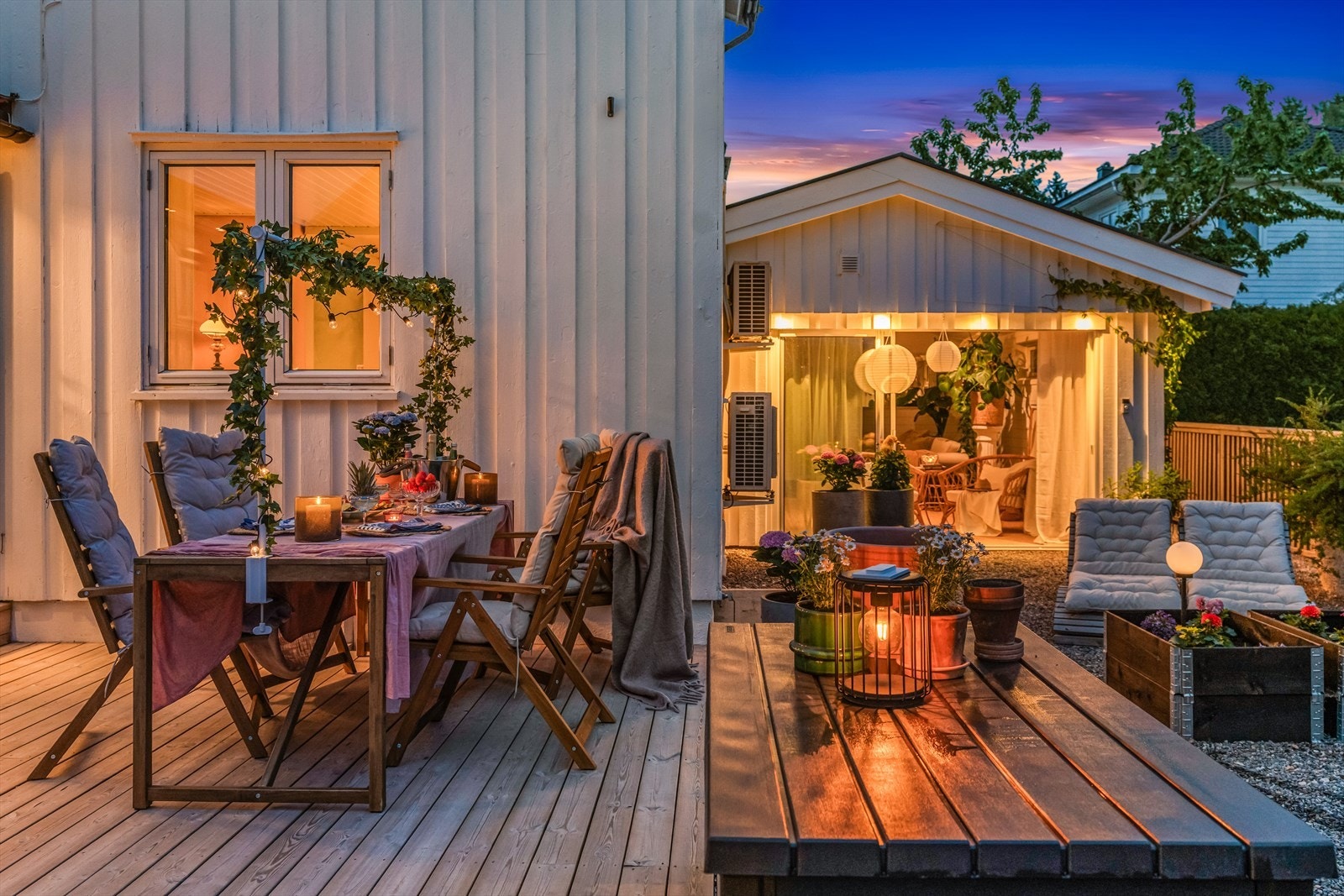 Eiendommen kan skilte med et pent opparbeidet uteområde, romslig platting ved inngangspartiet samt vinterhage med både innvendig og utvendig adkomst. Galleribilde