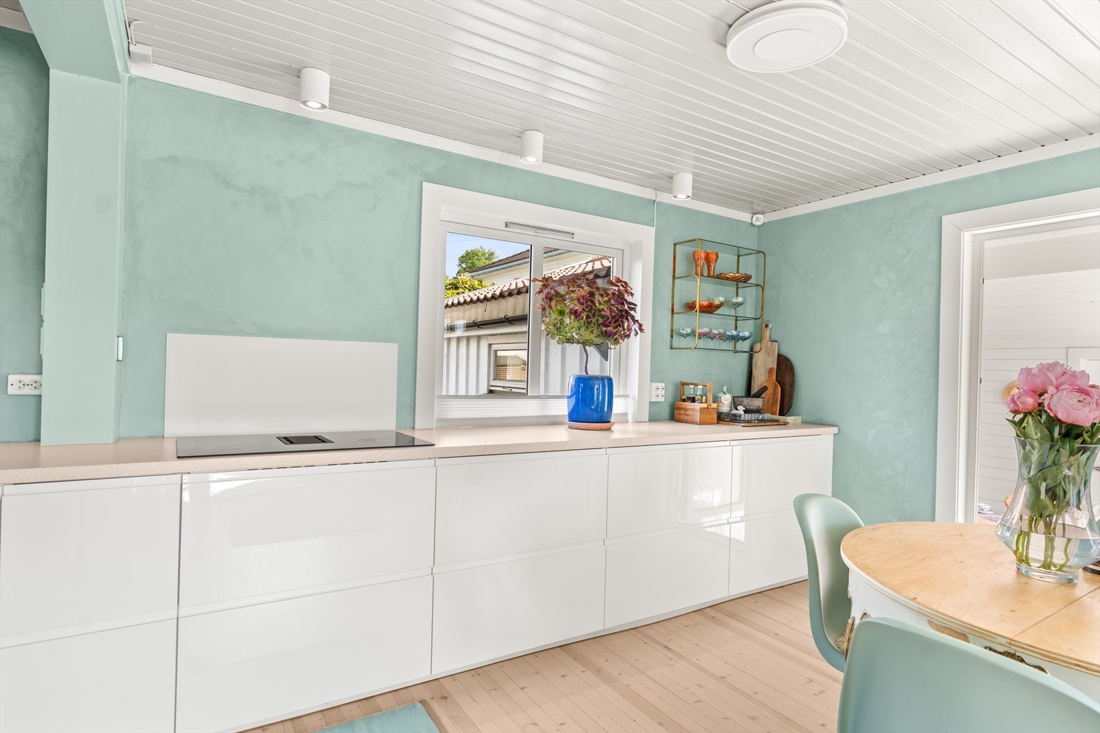 Den åpne planløsningen skaper en sosial og funksjonell ramme for hverdagen, der matlaging og samvær naturlig flyter sammen. Galleribilde