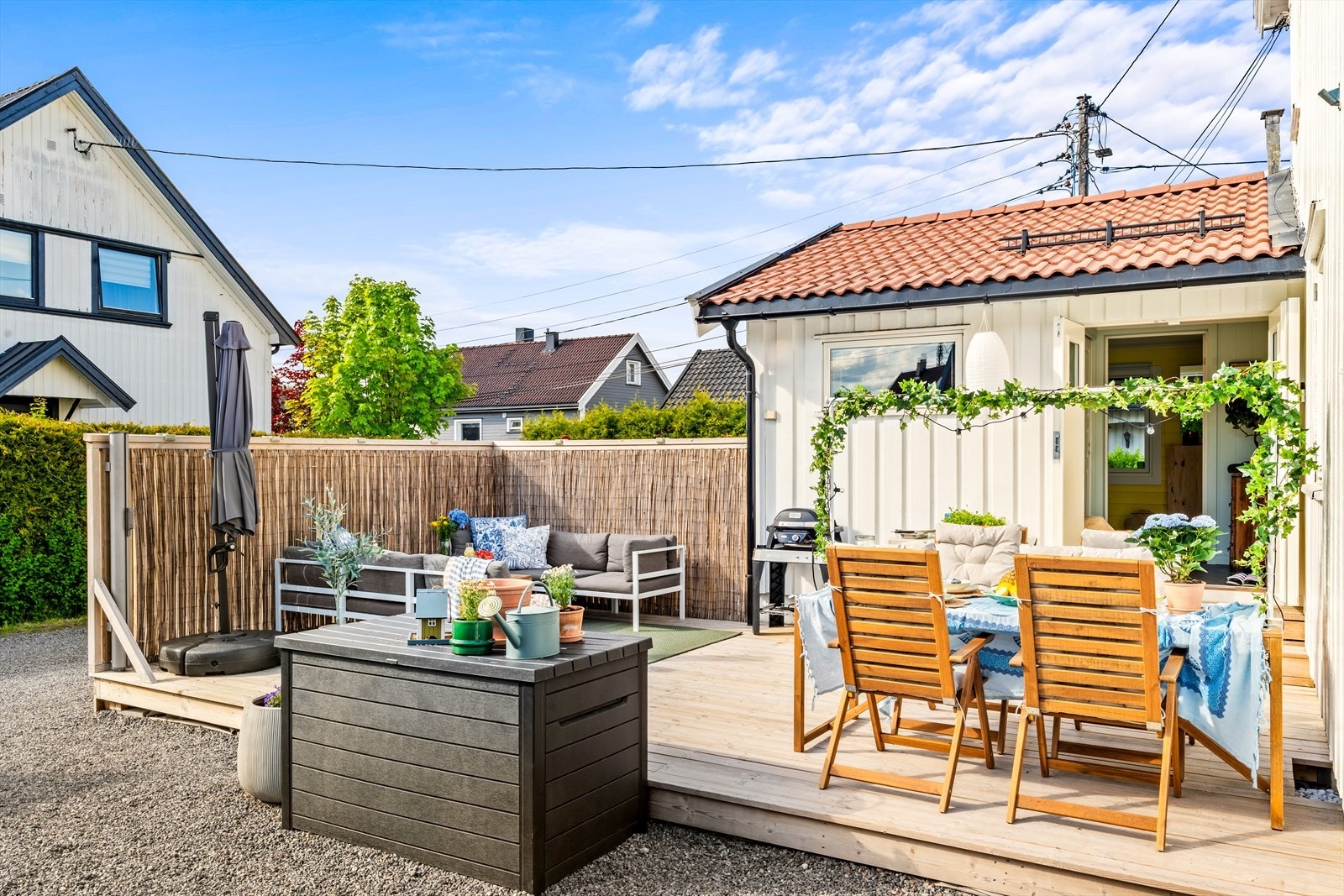 Stor platting på ca. 27 kvm med god plass til spisegruppe, grill og sosiale sammenkomster. Galleribilde