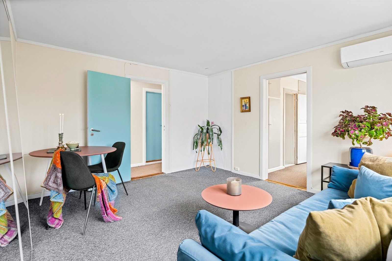 Stuen har plass til både sofagruppe og spiseplass. Galleribilde