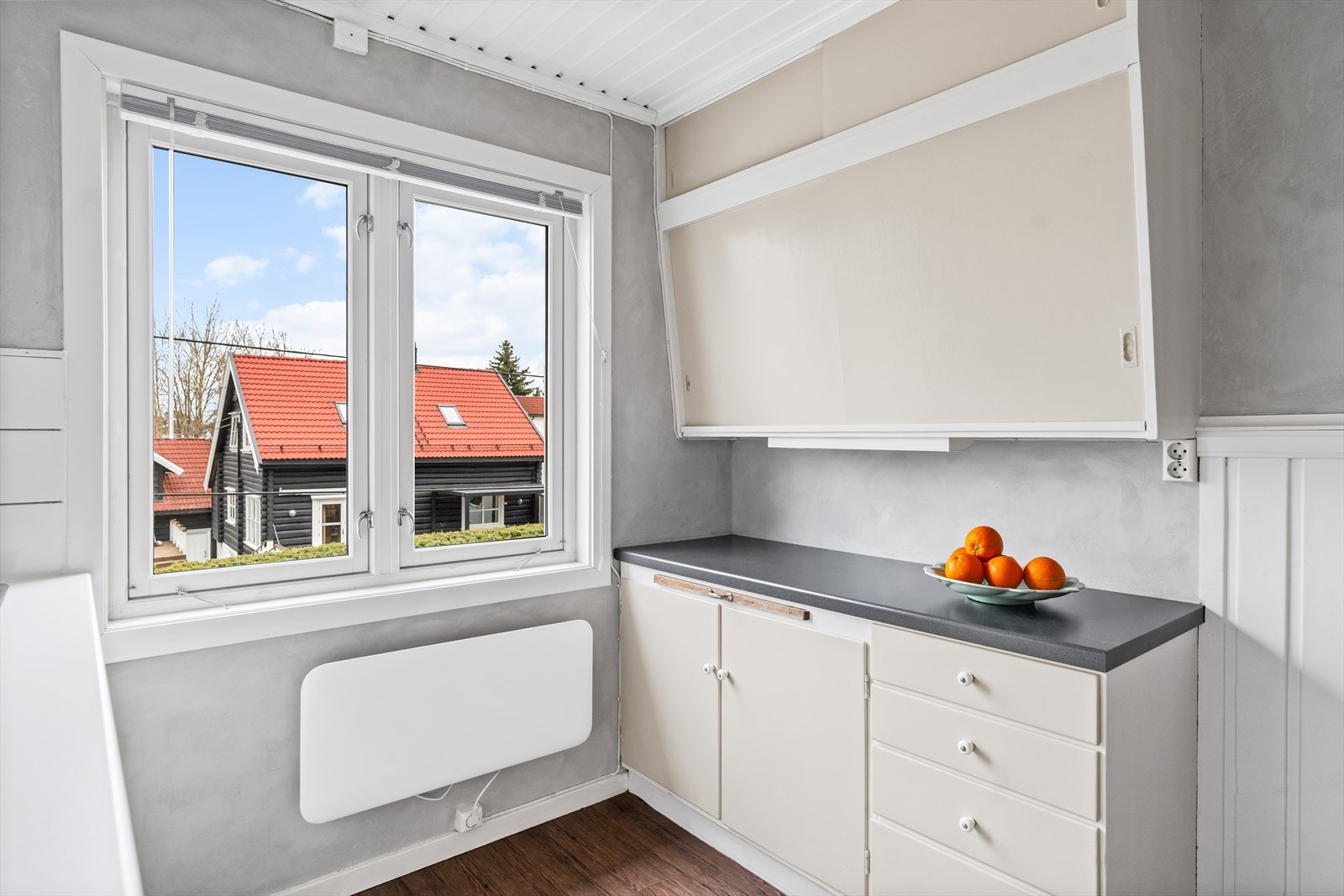 Vinduene sørger for naturlig lys til rommet. Galleribilde