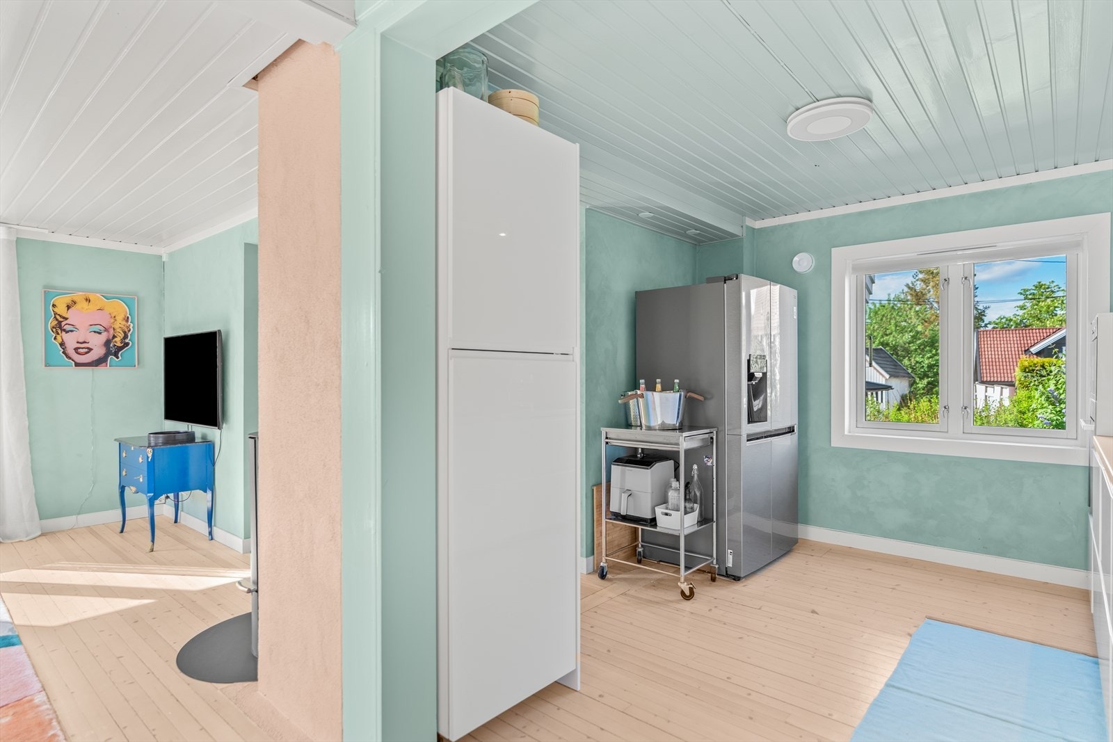 Kjøkkenet er utstyrt med integrert platetopp med ventilatorløsning, frittstående kjøle-/fryseskap samt opplegg for komfyr. Galleribilde