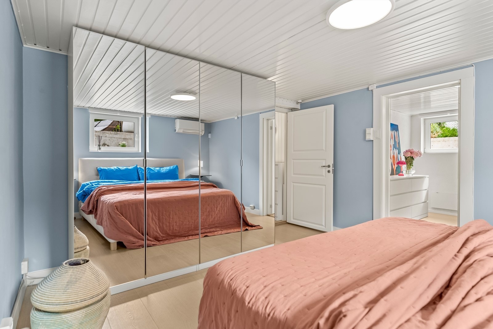 Rommet har i tillegg en praktisk garderobeløsning som gir rikelig med oppbevaringsplass. Galleribilde