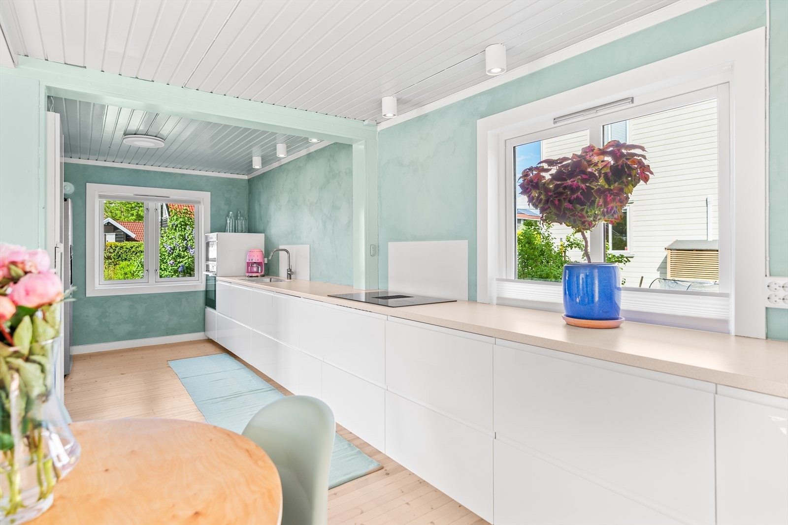 Den lange arbeidsbenken gir gode arbeidsforhold ved matlaging. Galleribilde