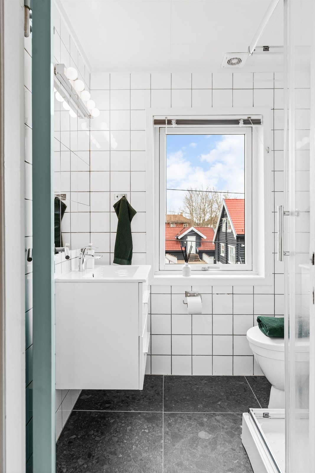 Badet er innredet med dusjkabinett, toalett og servant. Galleribilde