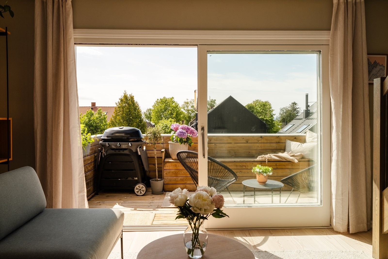 Fra stuen er det utgang til den vestvendte balkongen. Galleribilde