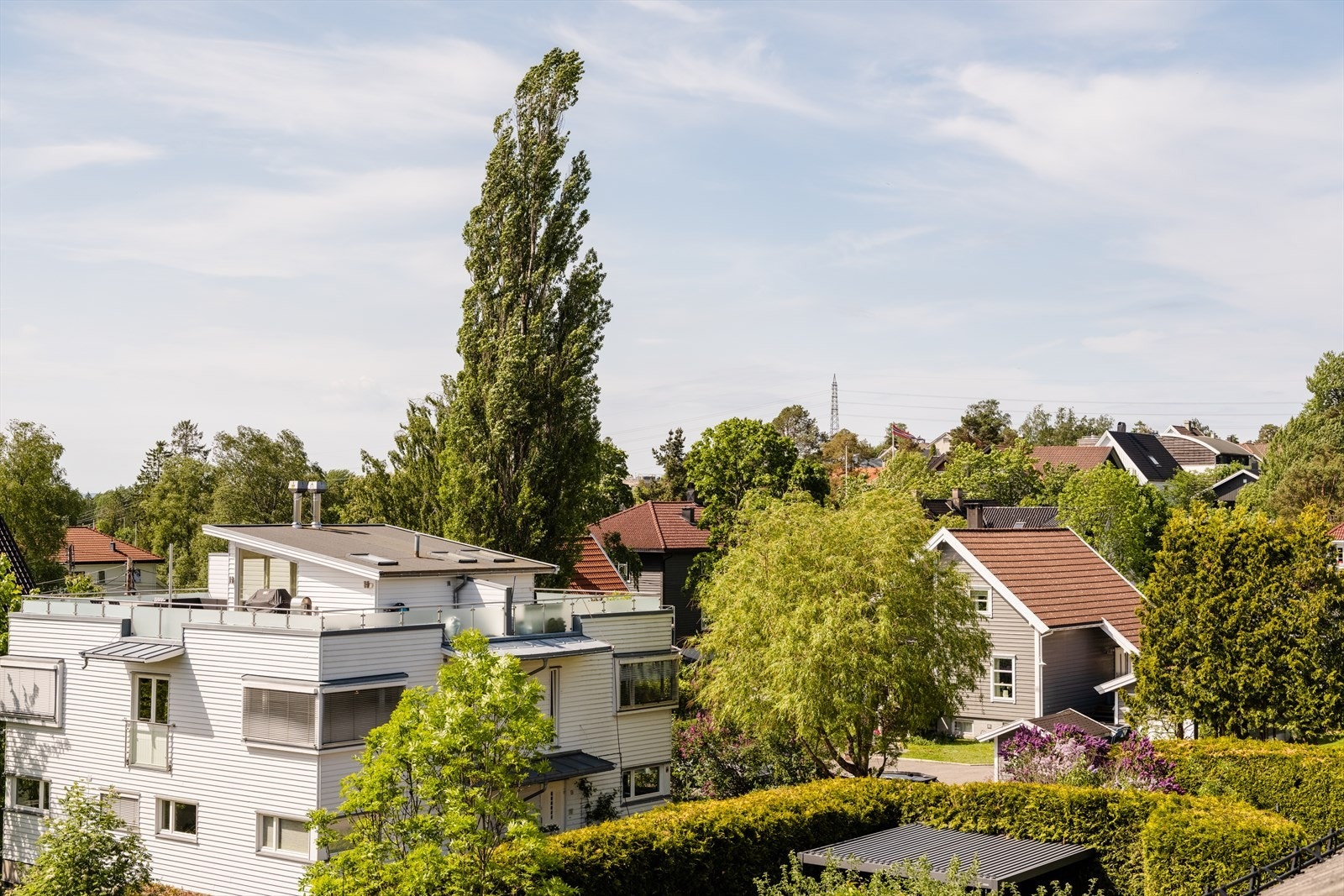 Boligen har kort gangavstand til Lambertseter senter og T-banestasjon, ca. fem minutter. Galleribilde