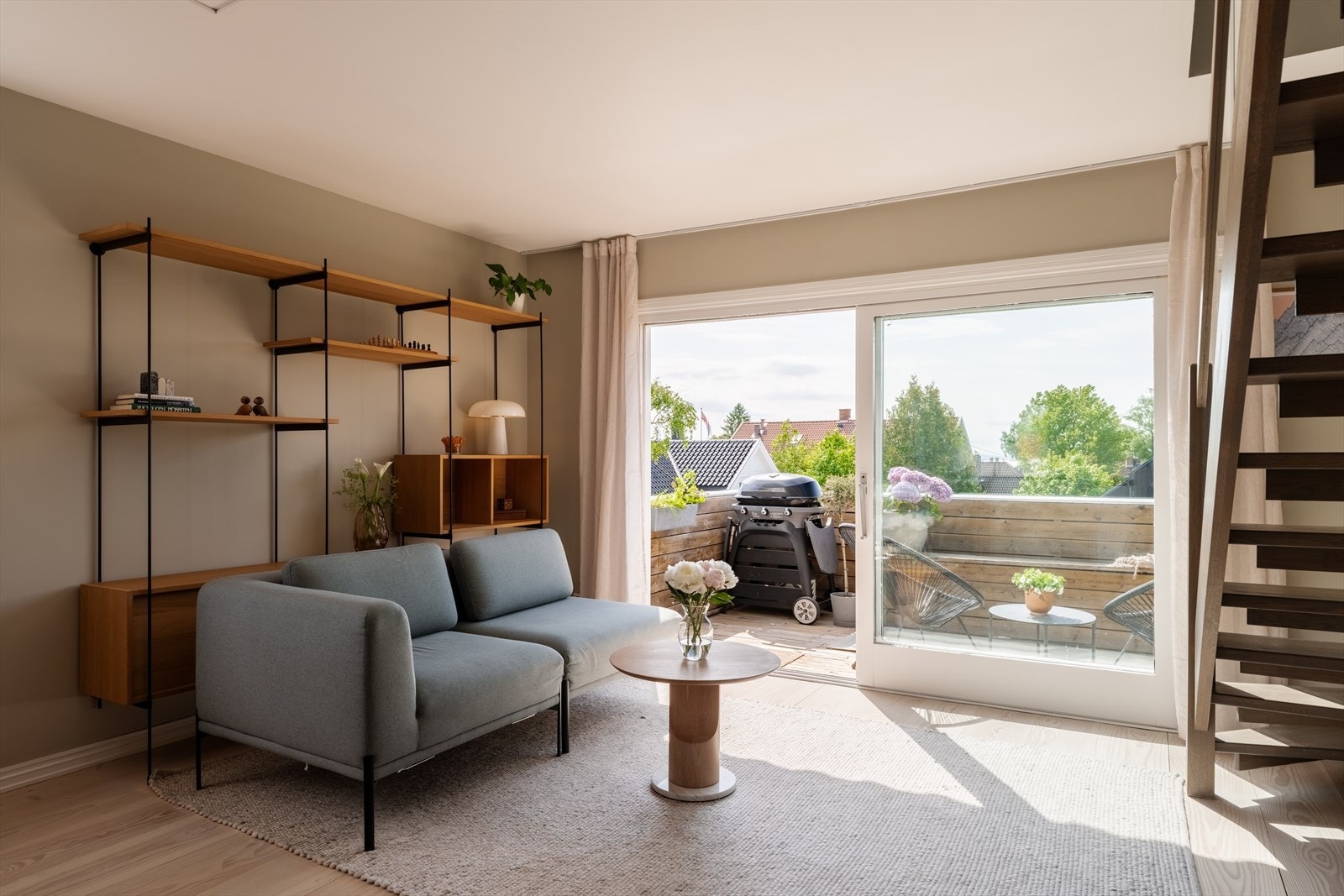 Leiligheten har fine, moderne overflater som gjør det enkelt å innrede etter ønske og behov. Galleribilde