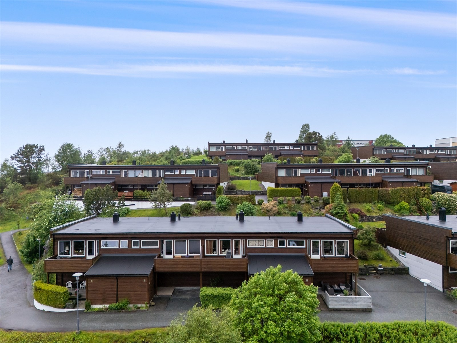 Flott eEnderekkehus
med fin utsikt, 8 kvm. altan, 32 kvm. terrasse, nytt bad i 2024 og garasjeplass Galleribilde