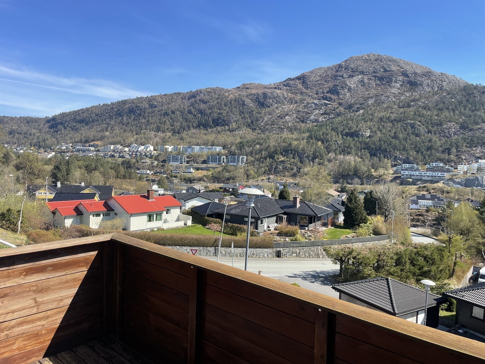 Ca. 4-5 min. kjøring til Vestkanten og ca. 10-12 min. kjøring til Bergen sentrum Galleribilde