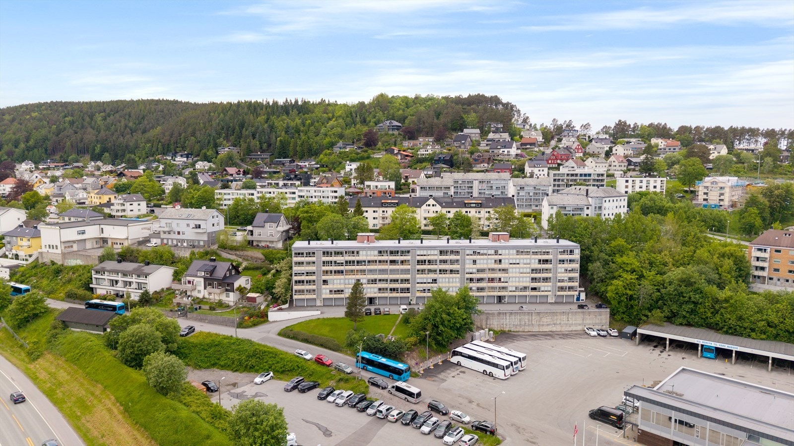 Eiendommen ligger i et etablert boligområde med kort avstand til sentrum og fasiliteter. Galleribilde