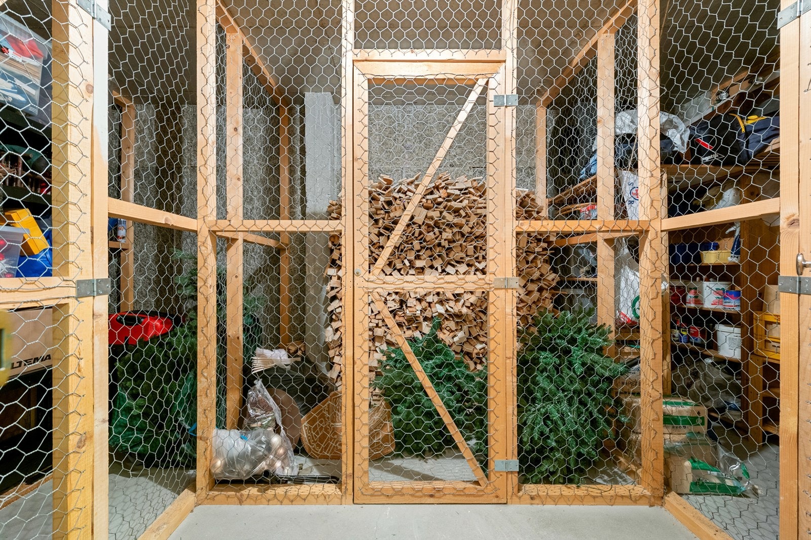 Boden ligger i underetasjen og har betong- og flettverksvegger, med et areal på cirka 4 m². Galleribilde