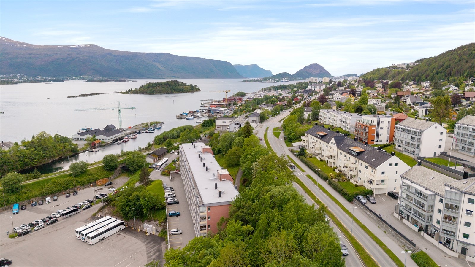 Leiligheten ligger i en boligblokk med kort avstand til sentrum og sjøen. Galleribilde