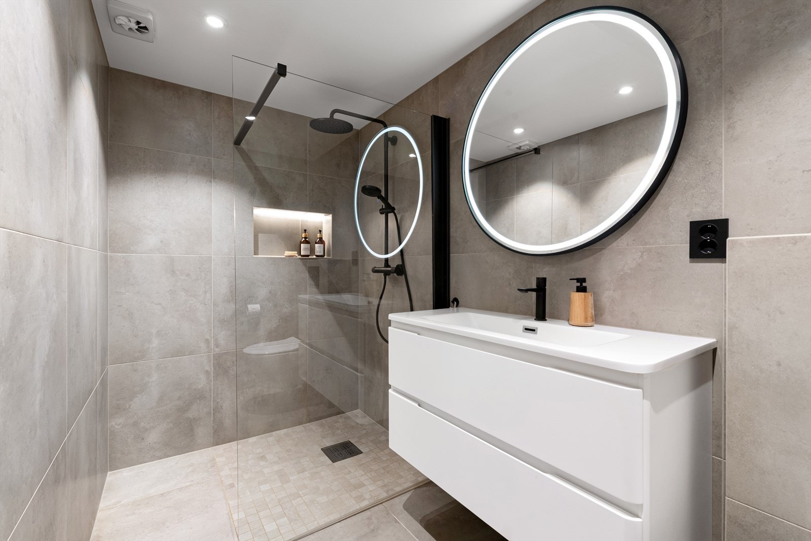 Badet har stor dusjsone med toppdusj og fleksibel hånddusj. Spotter i tak. Galleribilde