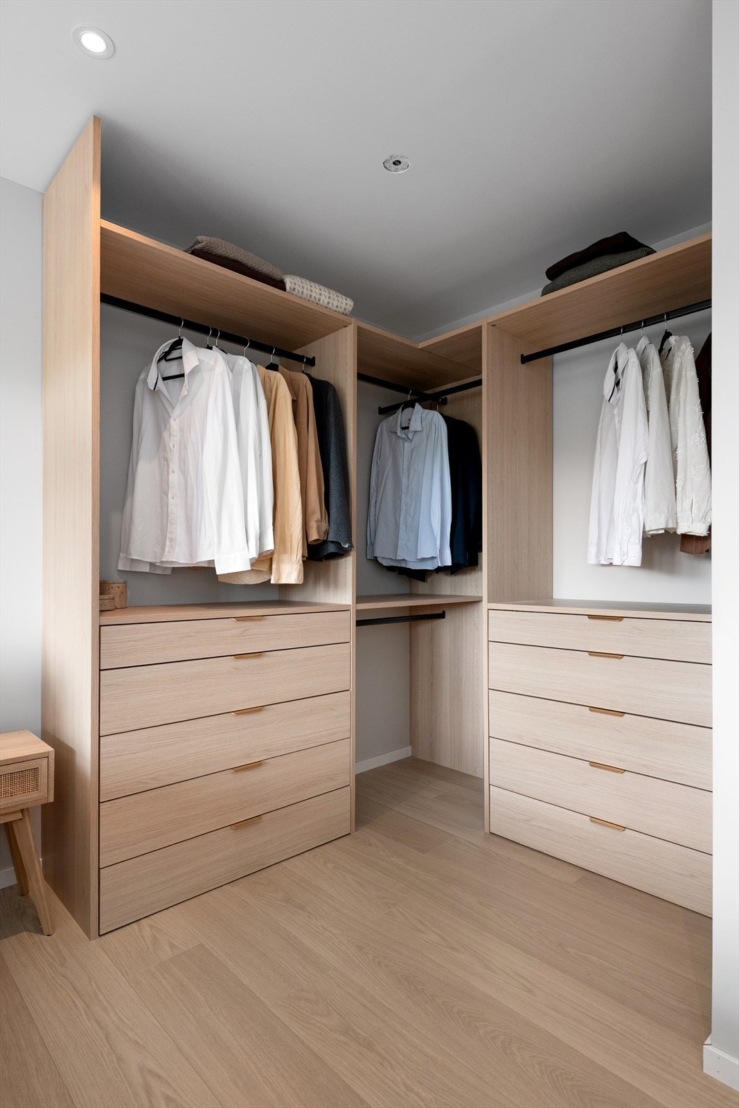 Garderobe med skuffeløsning og heng gir god oppbevaringskapasitet. Galleribilde