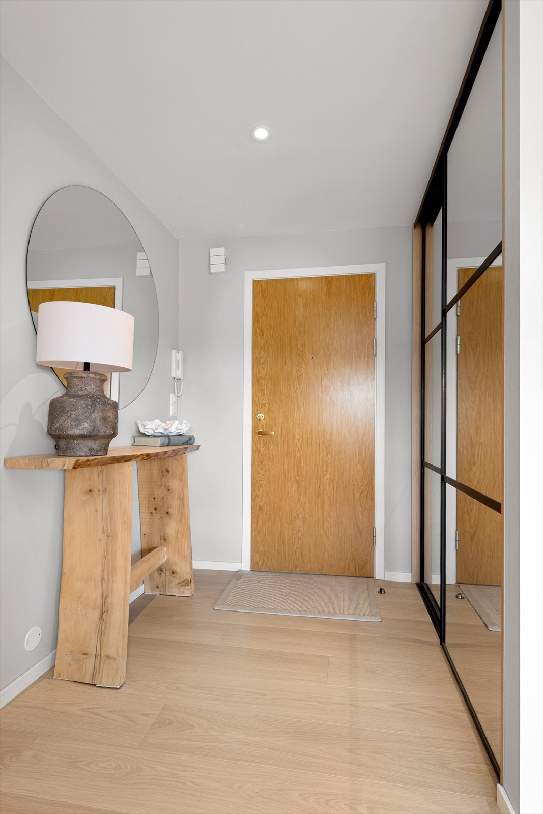 Skyvedørsgarderobe gir effektiv oppbevaring i entréen. Galleribilde