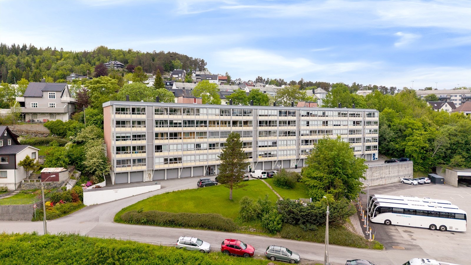 Boligblokken fra 1972 har 6 etasjer og beliggenhet sentralt i Ålesund. Gangavstand til NTNU og NMK. Galleribilde