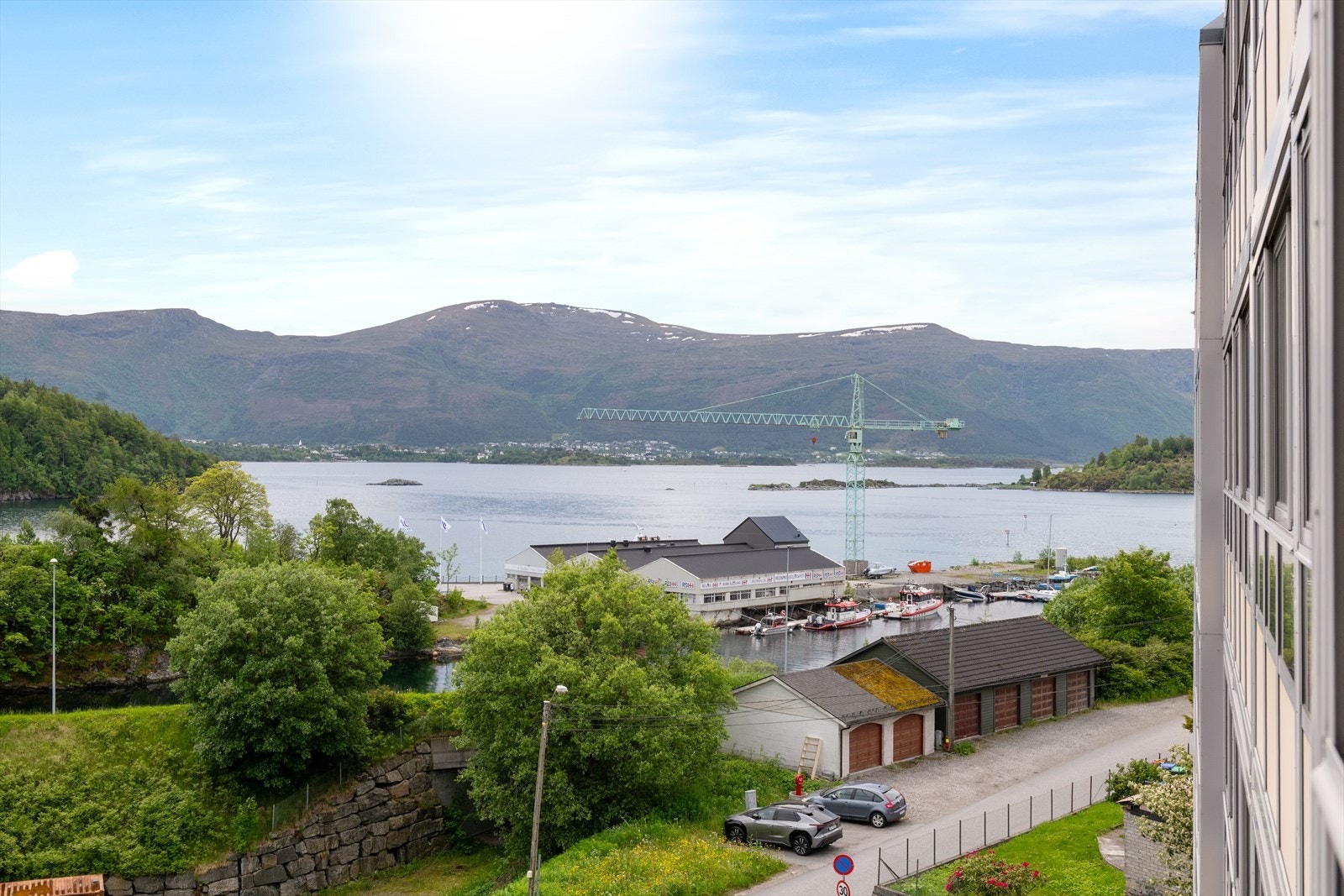 Leiligheten har flott utsikt mot fjord og fjell. Galleribilde