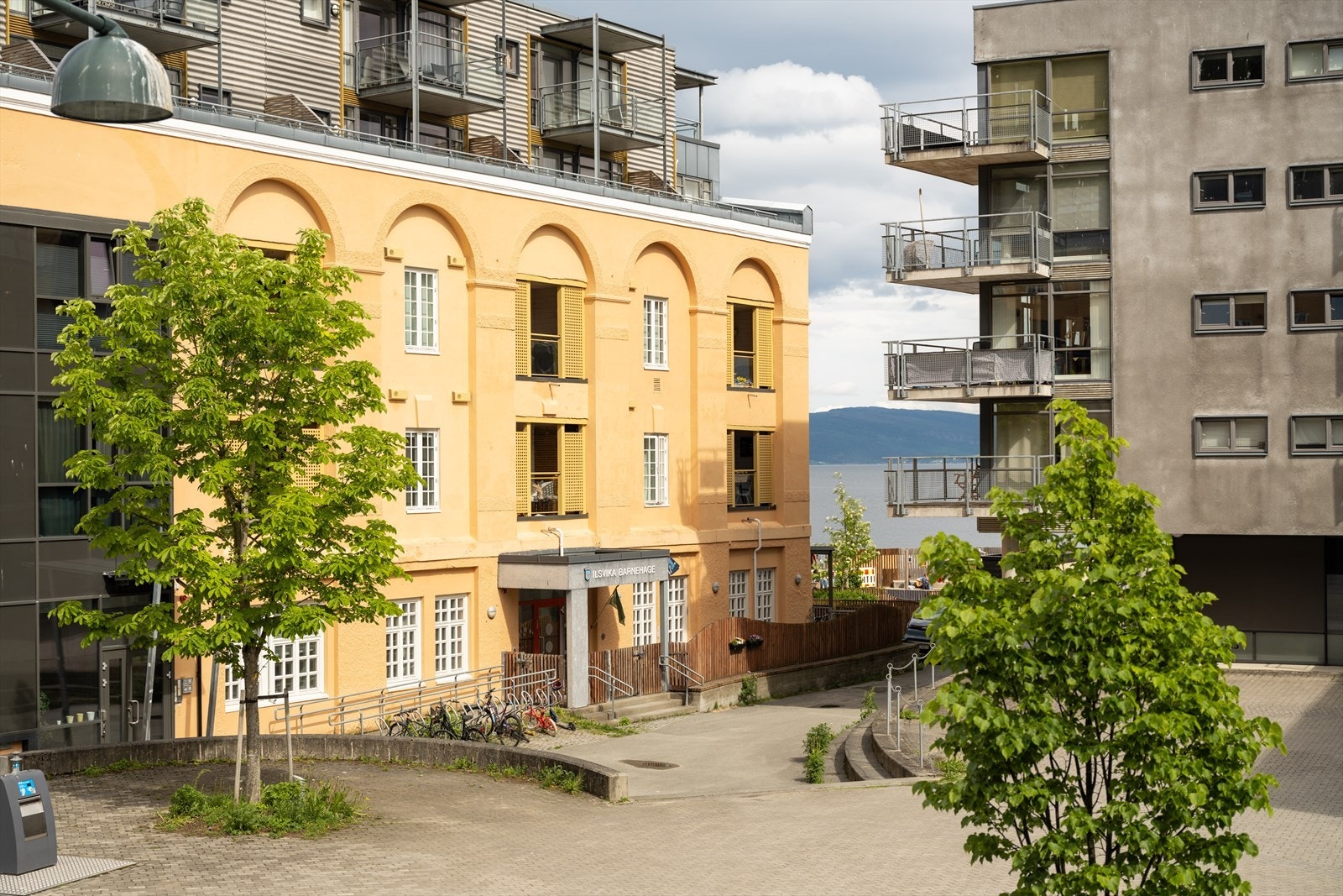 Etter noen minutter gange finner du starten på Bymarka. Herfra er det utallige turmuligheter, langs Ilabekken, og opp mot Theisendammen. Våttåkammen og videre til Geitfjellet er populært. Galleribilde