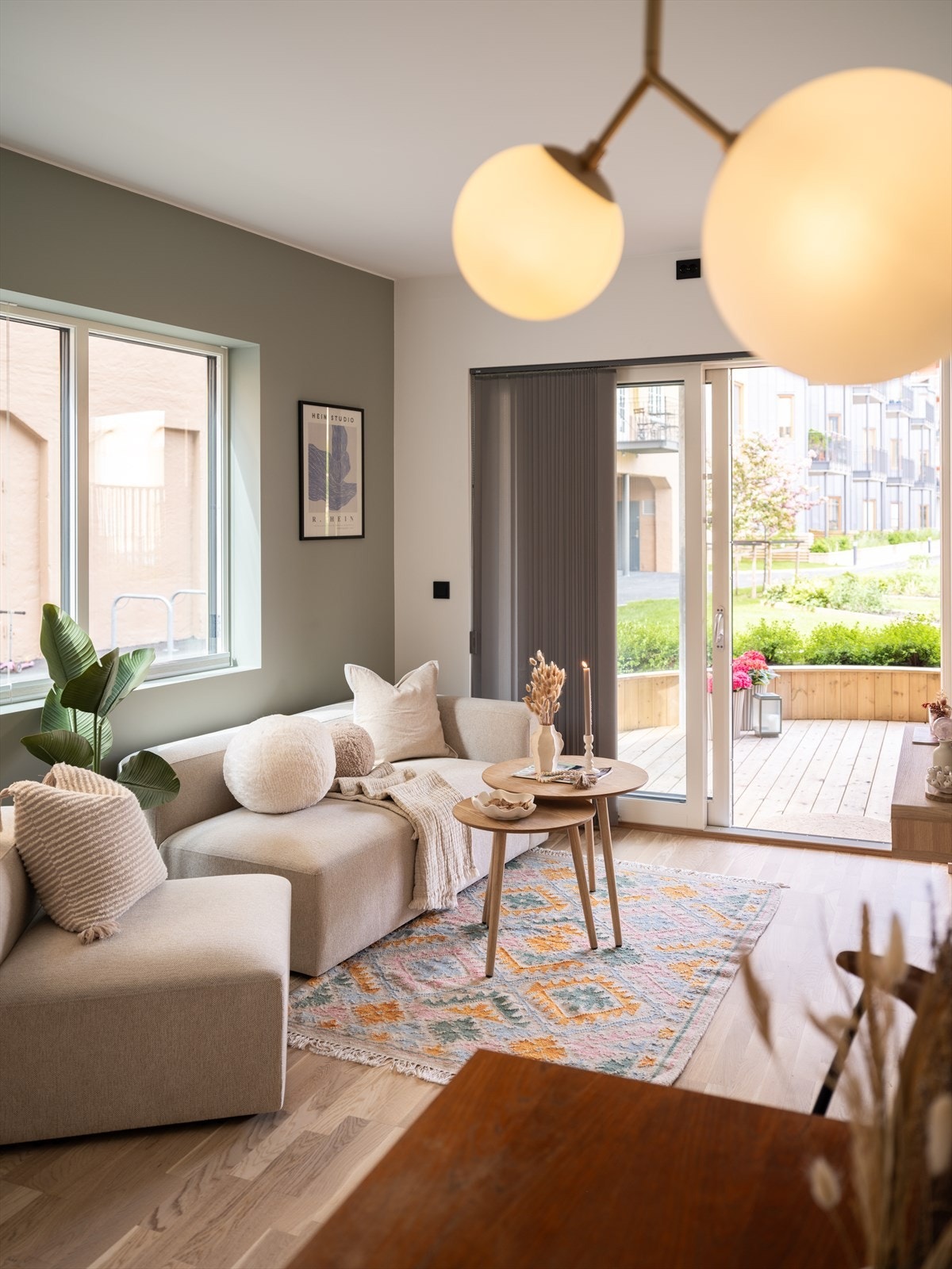 Leiligheten består av stue og kjøkken i åpen løsning, baderom, to soverom, terrasse, innvendig bod. Du disponerer også en egen sportsbod. Galleribilde