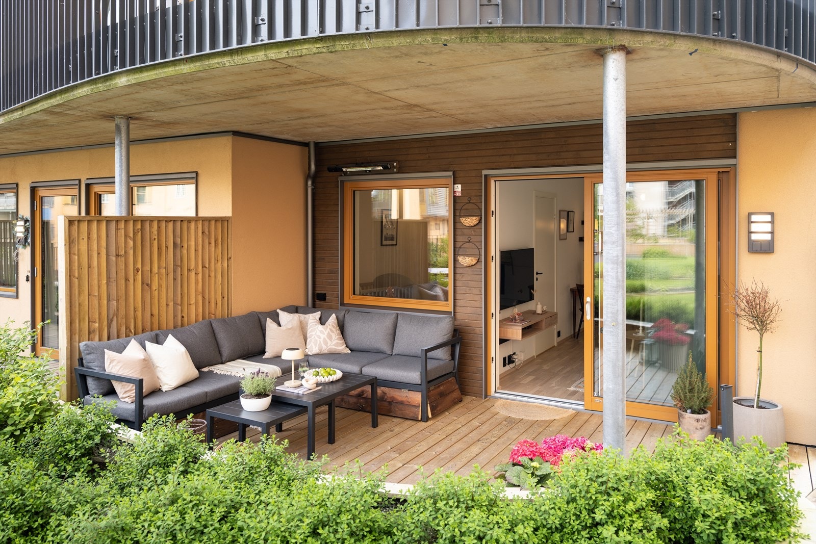 Terrassen er 13,5 m² og har mye plass til møblering. Her har du ettermiddagssol. Galleribilde