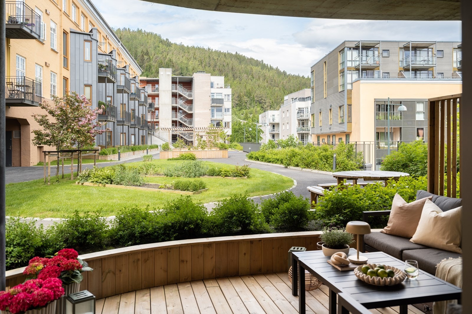 Denne siden av Ilsvika kan skilte med ettermiddagssol. Bygget er også heldig med tanke på hvor åpent det er foran oss. Galleribilde
