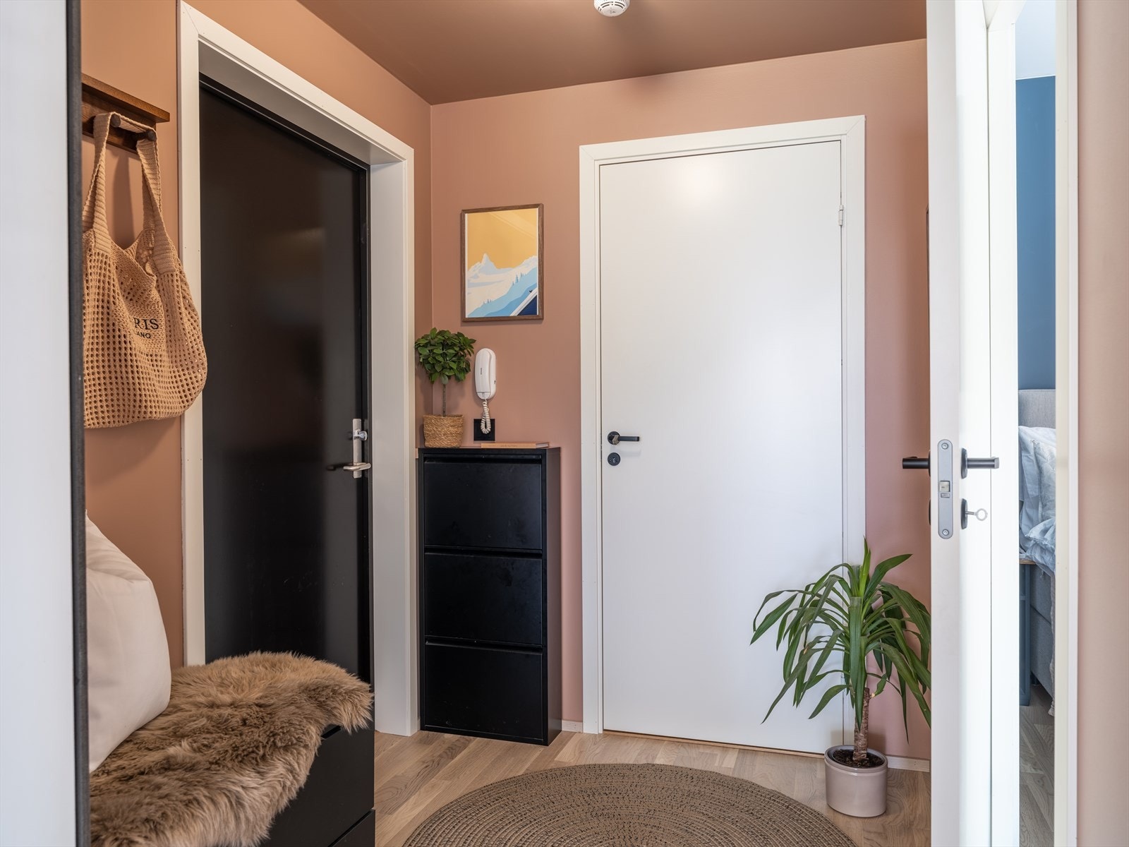 Entréen er 3,7 m². Praktisk innvendig bod på 2 m². Galleribilde