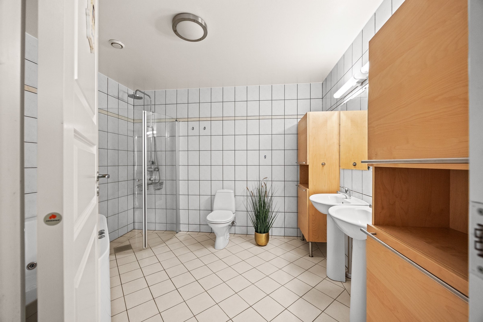 Badet har flislagte overflater og er utstyrt med varmekabler i gulvet. Galleribilde