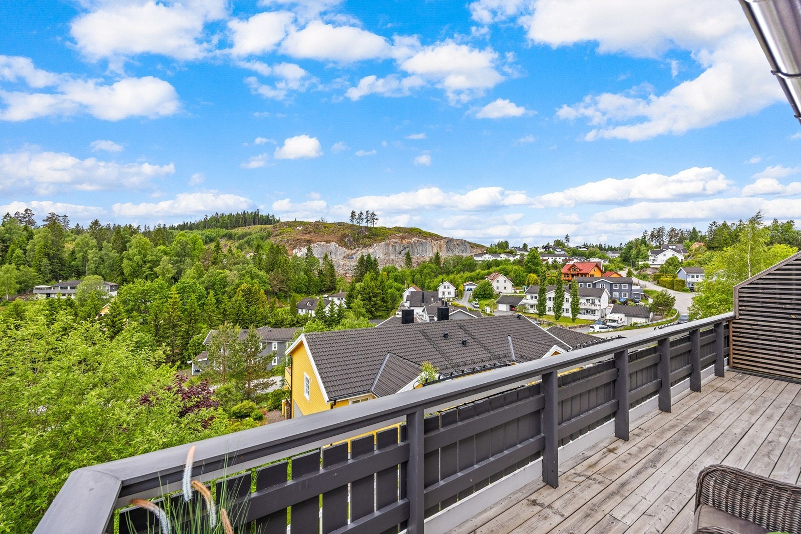 Fra eiendommen er det utsikt over det omkringliggende boligområdet og grøntarealer. Galleribilde